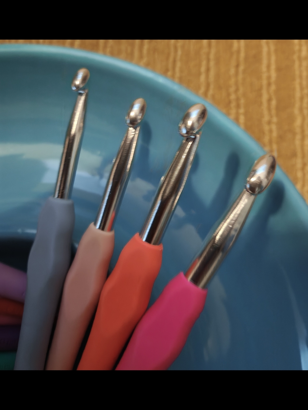 Silicone Grip Multicolor 14-Piece Ergonomic Crochet Hook Set - Picture 2 of 5